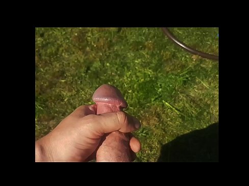 ❤️ Keçika germ di bexçeyek havînê de pisîka xwe ya pembe diqelişe û bi şuştinê dixe. Super porno li ku.desixxxtube.ru ❤