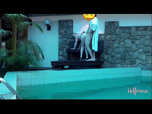❤️ Boss xizmetkarê vedixwîne hewzê, lê nikarî li ber germiyekê bisekine Super porno li ku.desixxxtube.ru ❤