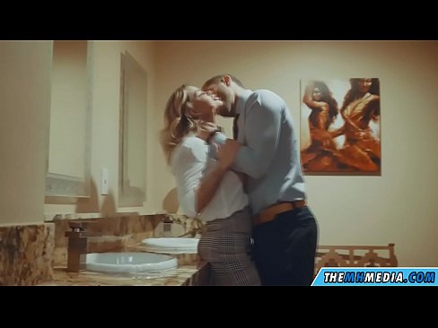 ❤️ Gava ku blondeyek busty we di nav hewşek gelemperî de dixapîne Super porno li ku.desixxxtube.ru ❤